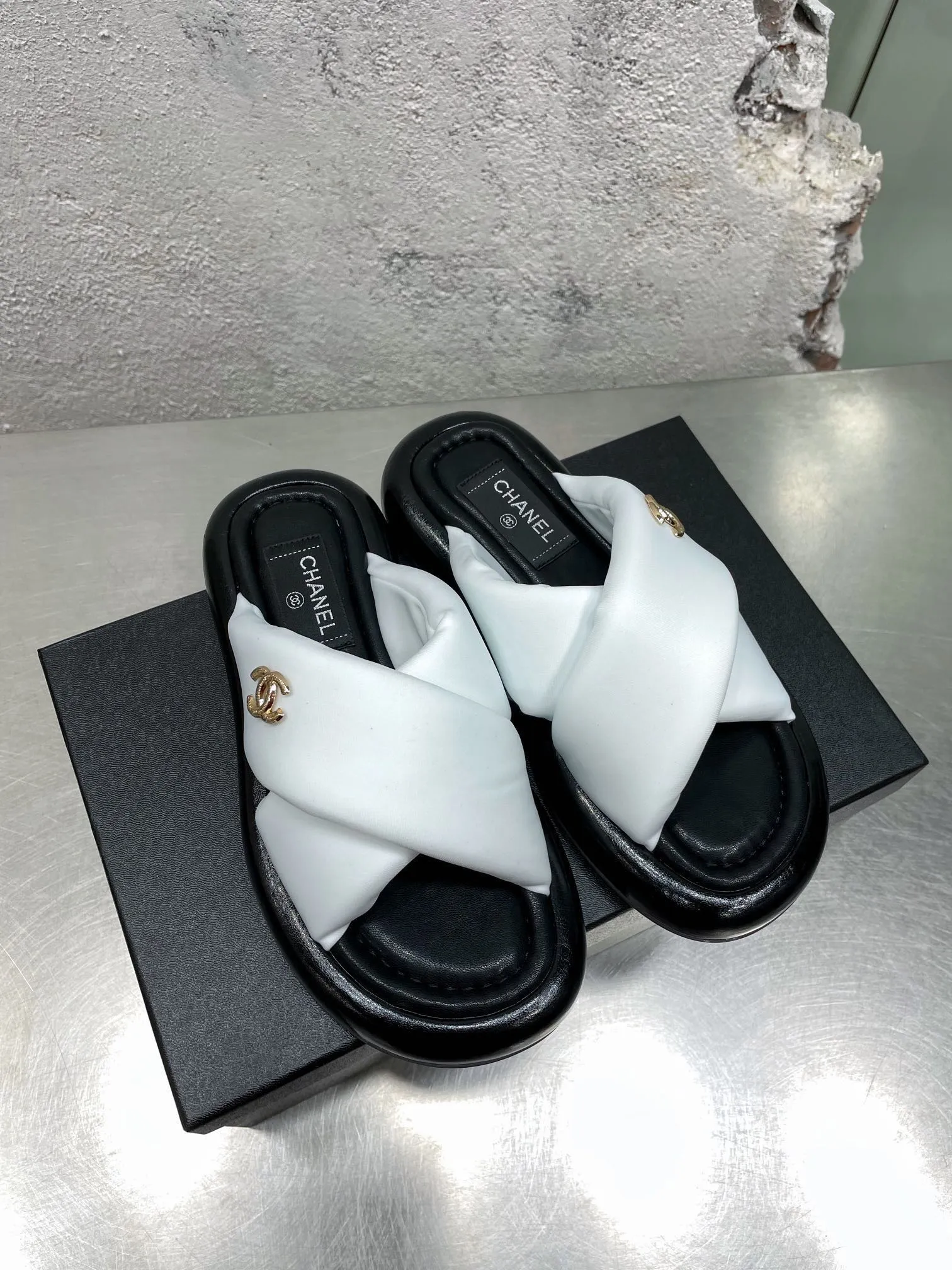 👟👟Ex-factory price 360👟👟 Chanel new summer Mier cross slippers bread sandals beach sandals original purchase and development production Xiaoxiang 2022 new summer slippers Chubby bread flip-flops are very popular this season Thick soles with super thick padding are like stepping on bread or clouds ☁️ Super strong wrapping feeling! Exquisite packaging at the delivery counter 🛍📦 Fabric: Original customized imported Lycra Lining: Original customized soft velvet lining Sole: Exclusive molded ultra-light foam outsole Thickness: 3CM▪️Size: 35-40